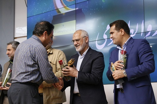 تقدیر استاندار خوزستان از مدیر روابط عمومی شرکت توزیع نیروی برق خوزستان در همایش پاسداشت روز ملی روابط عمومی و ارتباطات