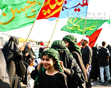 ورود کاروان بزرگ عشاق الحسین(ع) رامشیر با پرچم‌های عزاداری به شهر آبادان
