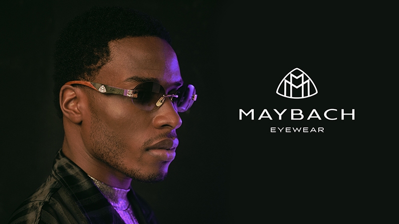 تصویری از عینک دودی میباخ روی صورت یک فرد تصویری از عینک دودی میباخ روی صورت یک فرد