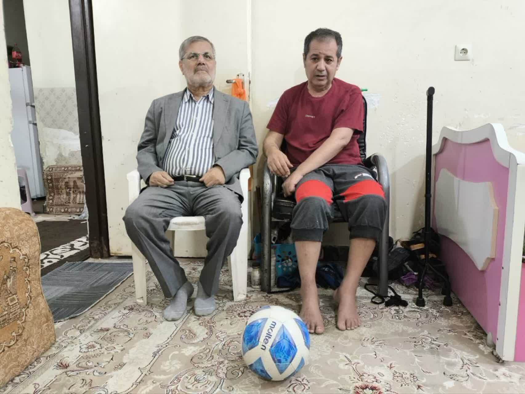عیادت دکتر امیر حیات مقدم از کریم جغتایی، پیشکسوت فوتبال هندیجان و از رزمندگان جبهه و جنگ در اردیبهشت ۱۴۰۵ عیادت دکتر امیر حیات مقدم از کریم جغتایی، پیشکسوت فوتبال هندیجان و از رزمندگان جبهه و جنگ در اردیبهشت ۱۴۰۵