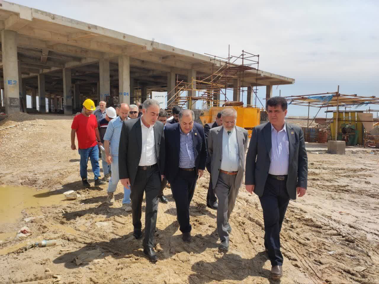 بازدید دکتر امیر حیات‌ مقدم از پروژه احداث بیمارستان خورشید بندر ماهشهر در اردبیهشت ۱۴۰۵، /تلاش برای تأمین اعتبار از مسئولیت‌های اجتماعی صنعت برای تکمیل و بهره‌برداری از این پروژه درمانی
