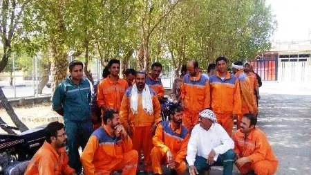 جمعی از کارگران منطقه 2 شهرداری آبادان پرداخت حقوق معوق خود را خواستار شدند