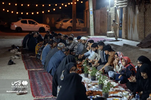سفره های افطاری در کوچه‌های اهواز پهن می‌شود