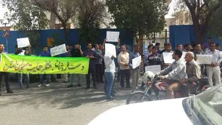 جمعی از دستفروشان اهوازی در برابر استانداری تجمع کردند