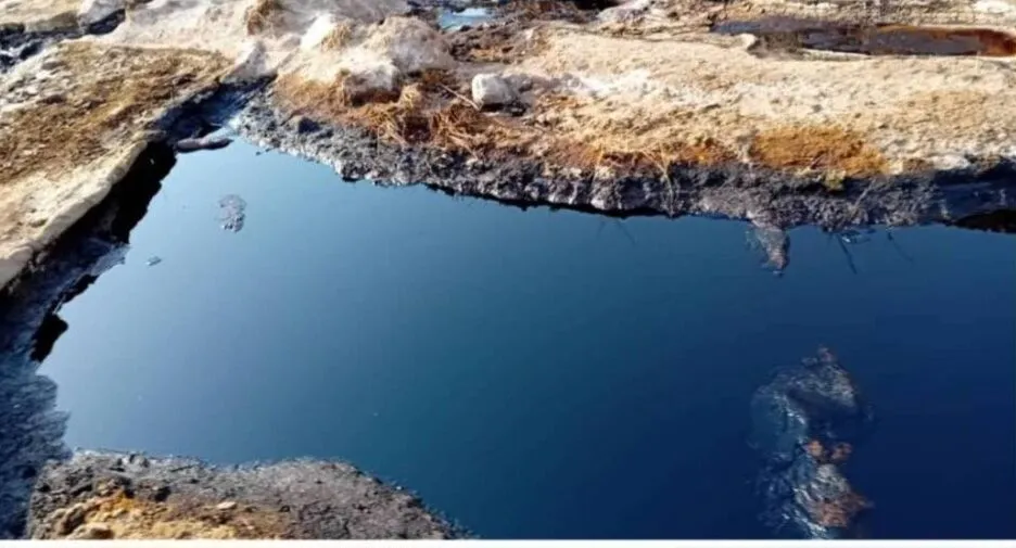 نشتی نفت در اراضی کشاورزی روستای سودان غیزانیه مهار شد