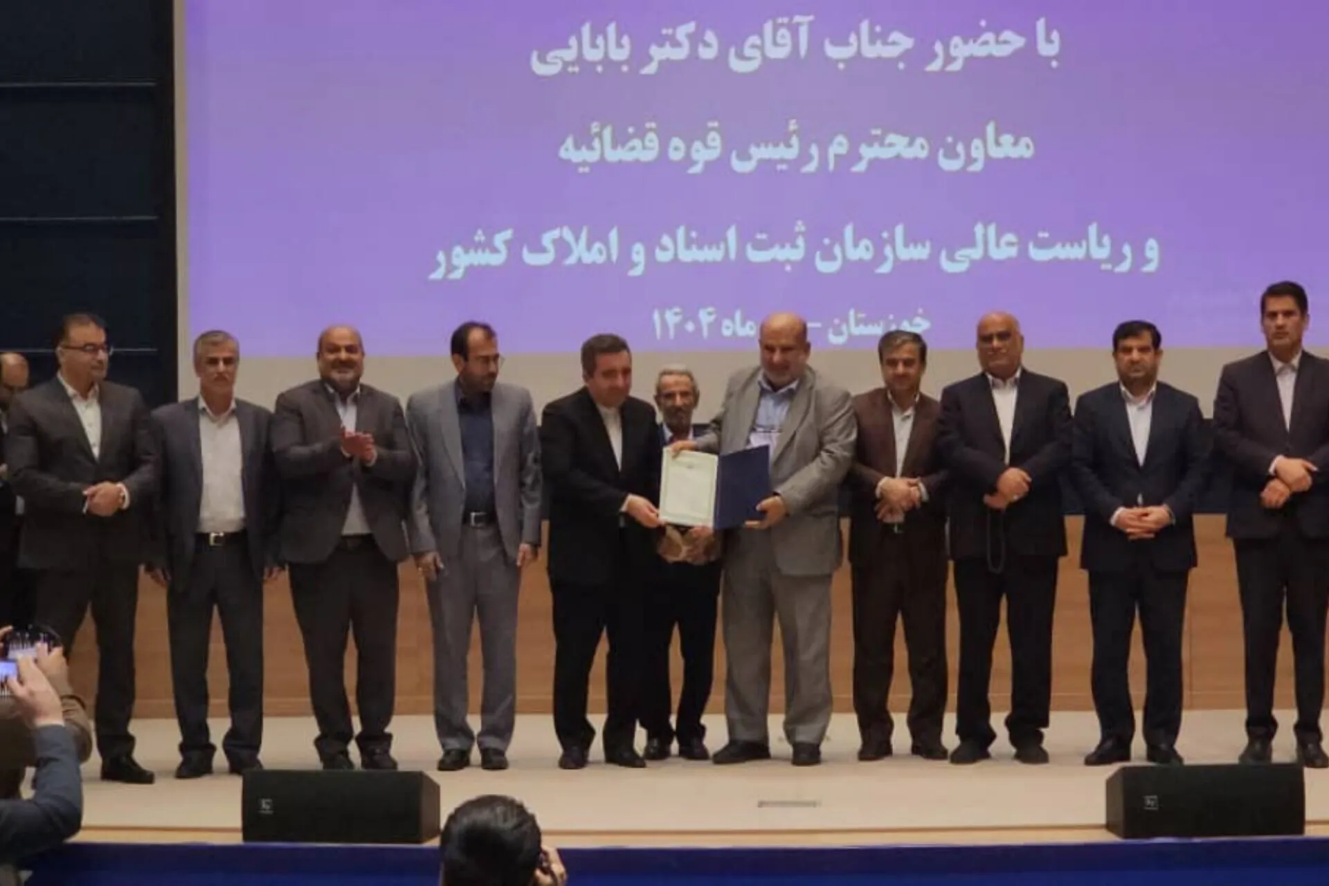 تحویل اسناد مالکیت نیشکر به مدیرعامل توسعه نیشکر