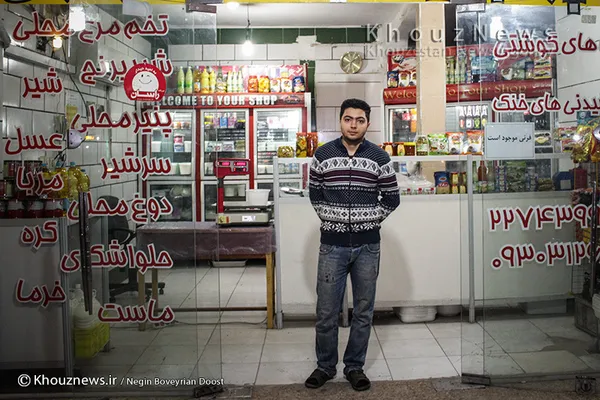 نوید اخوت، 22 ساله، فروشنده لبنیات، بله، مایلم در اهواز بمانم چون شغلم در این شهر است.