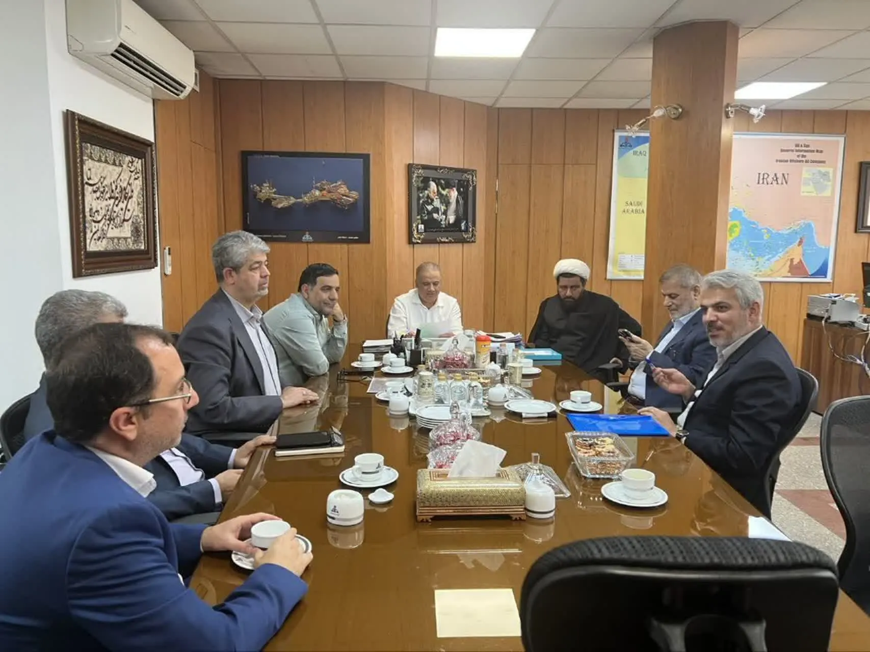 برگزاری جلسه پیگیری عوارض حق آلایندگی شهرستان هندیجان از شرکت فلات قاره با حضور دکتر امیر حیات مقدم  