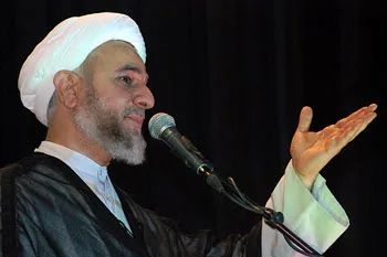 هرکس چشمش به دست دشمن باشد خوار می شود