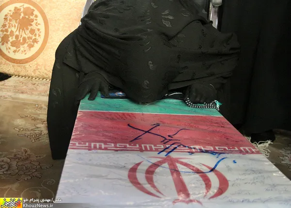 بوسه مادر شهیدان مصطفوی بر تابوت پسر