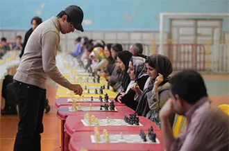 رقابت همزمان پویا ایدنی با 120 شطرنج‎باز در اهواز