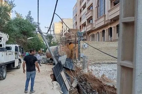 سقوط دوپایه چراغ برق به علت گود برداری غیر اصولی در کیانپارس اهواز