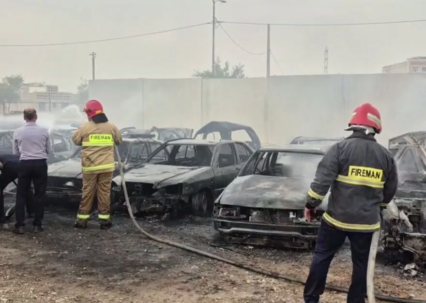 آتش‌سوزی گسترده در پارکینگ آزادگان دزفول/ ۱۸ خودرو اسقاطی سوخت