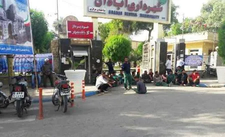 تجمع کارگران شهرداری آبادان بدلیل عدم پرداخت حقوق