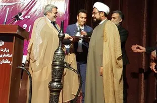 اهدای چفیه و عبا سنتی و عربی به وزیر کشور توسط نماینده مردم شادگان