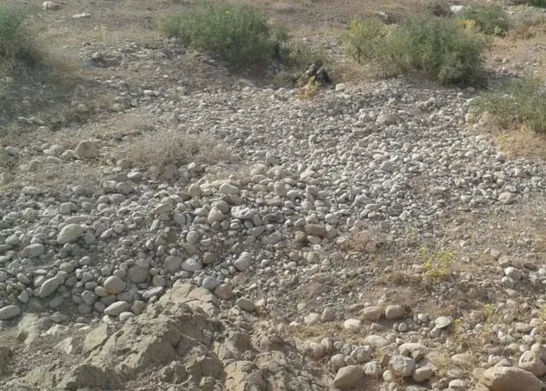 نمایی از مسیر آب روانی که در روستا وجود داشته