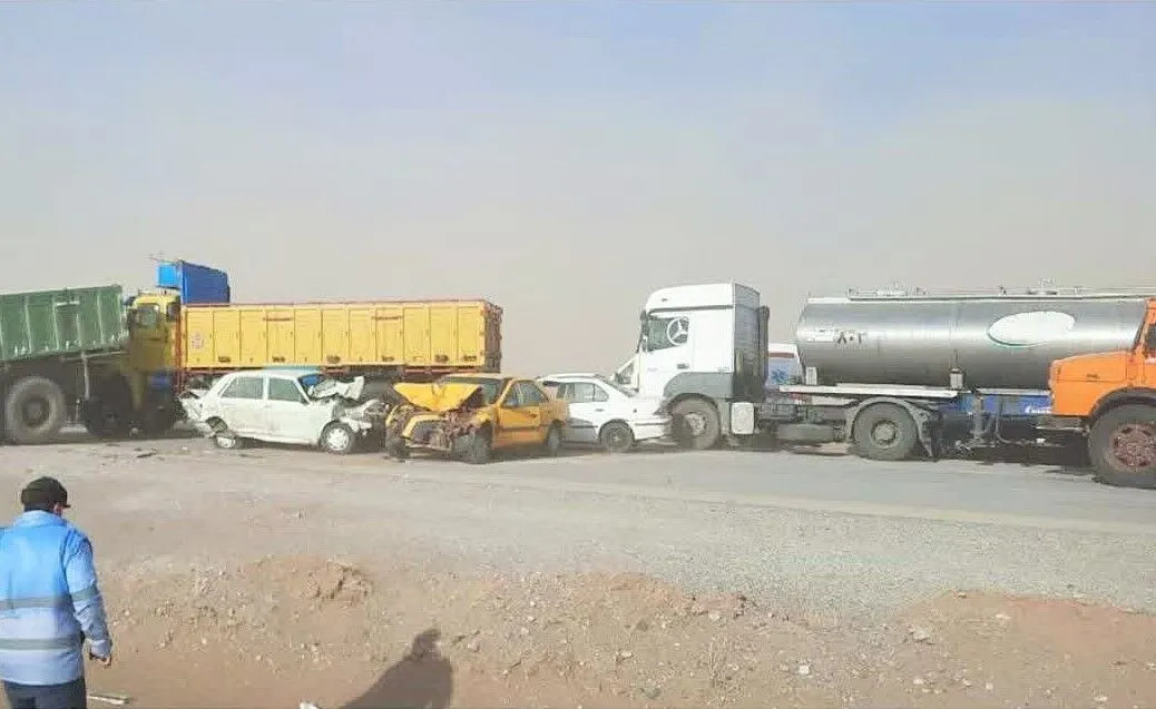 راننده کامیون، مقصر احتمالی تصادف زنجیره‌ای ۲۱ خودرو در ماهشهر معرفی شد
 