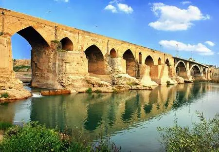 مستند قدیمی ترین پل استوار جهان در دزفول کلید خورد