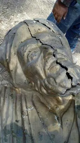 سر مجسمه شاعر شوش، شکاف برداشت