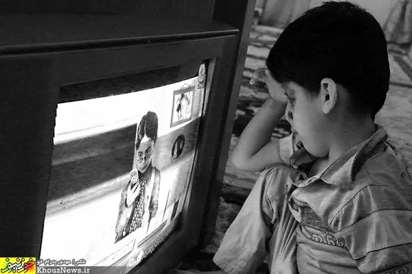 تلویزیون که منبعی از نور و صدا و تصویر و رنگ برای همه کودکان است، برای حامد تنها منبع صداهای ناشناخته و مبهم است.