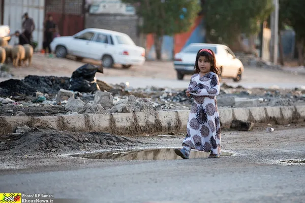 دخترکی آرام و معصوم از کنار خاطرات کودکی اش می گذرد
