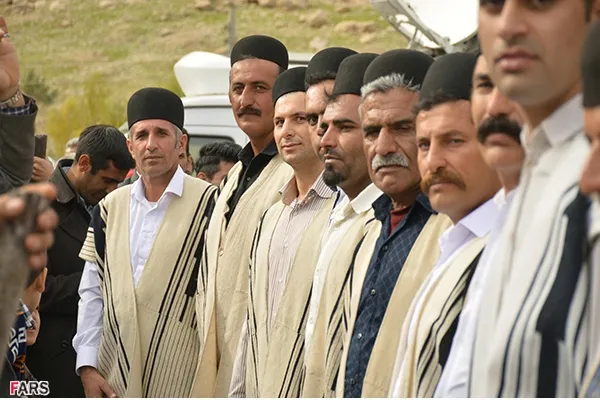 حضور با لباس سنتی بختیاری در مراسم استقبال از قهرمان جهان در ایذه