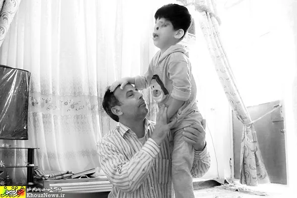 با وجود نابینایی، حامد از توان جهت یابی خوبی برخوردار است و وقتی پدرش صدایش می زند، مستقیم به سوی او می رود؛ اما گاهی هم موقع راه رفتن به در و دیوار می خورد.