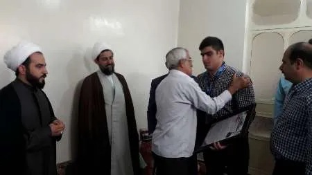 اهدای مدال جهانی کشتی گیر گتوندی به خانواده شهید مدافع حرم