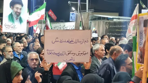 حرف‌هایی که پلاکاردها می‌زنند