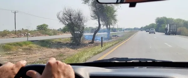 راهداری خوزستان: حذف پوشش گیاهی با آتش برای ایمنی جاده بوده است!/ فیلم