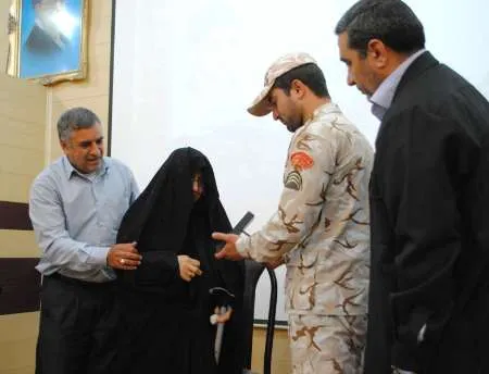 قهرمان آسیا مدال طلای خود را به مادر سه شهید اهدا کرد