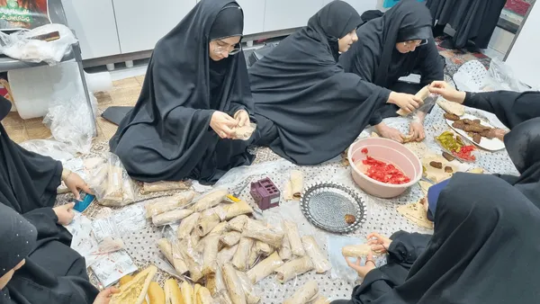 دختران دهه هشتادی برای مدافعان وطن، غذا می‌پزند