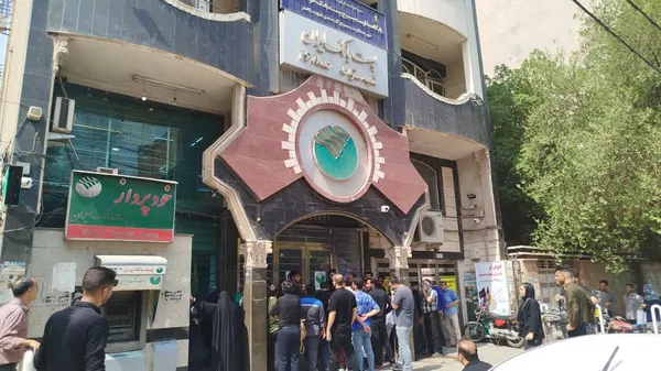 ازدحام مقابل پست‌بانک‌های اهواز برای دریافت ارز اربعین