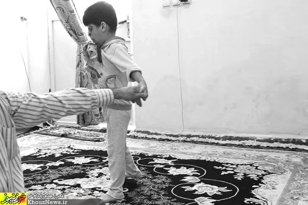 نابینایی، مشکل دیگر حامد است که برقراری ارتباط با محیط و کسب مهارت های اجتماعی را برایش دشوارتر می سازد.